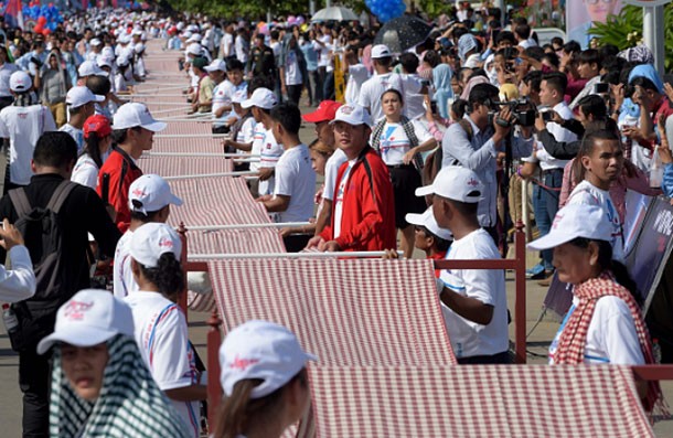 Cambodia earns Guinness Record for longest woven scarf